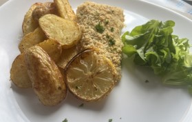 Dos de cabillaud pané au parmesan et pommes de terre fondantes