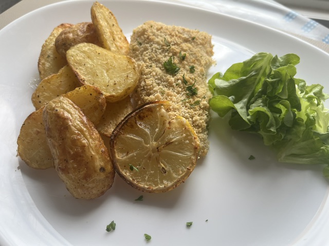 Dos de cabillaud pané au parmesan et pommes de terre fondantes