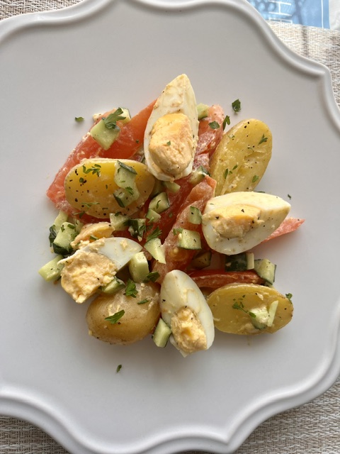 Salade de pommes de terre, œufs, tomates et concombre