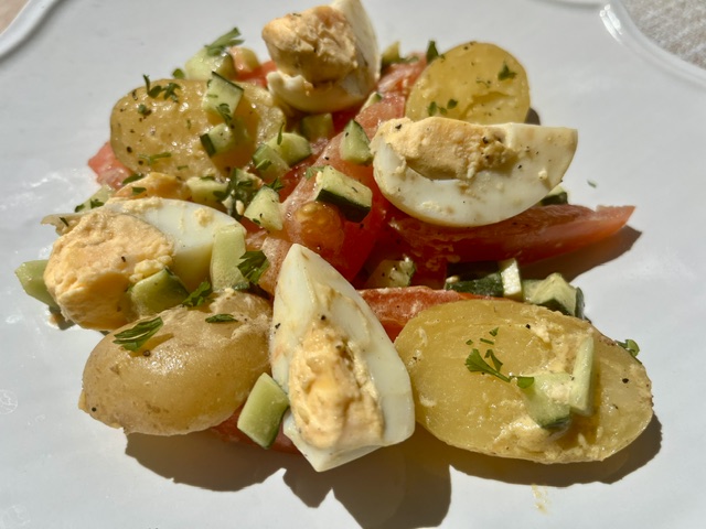 Salade de pommes de terre, œufs, tomates et concombre1