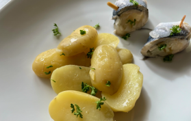 Pommes de terre tièdes et rollmops, touche de persil