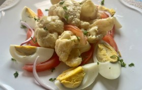 Salade de chou-fleur, œufs, tomates et vinaigrette à la moutarde