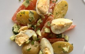 Salade de pommes de terre, œufs, tomates et concombre