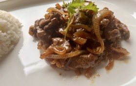 bœuf aux oignons et au miel